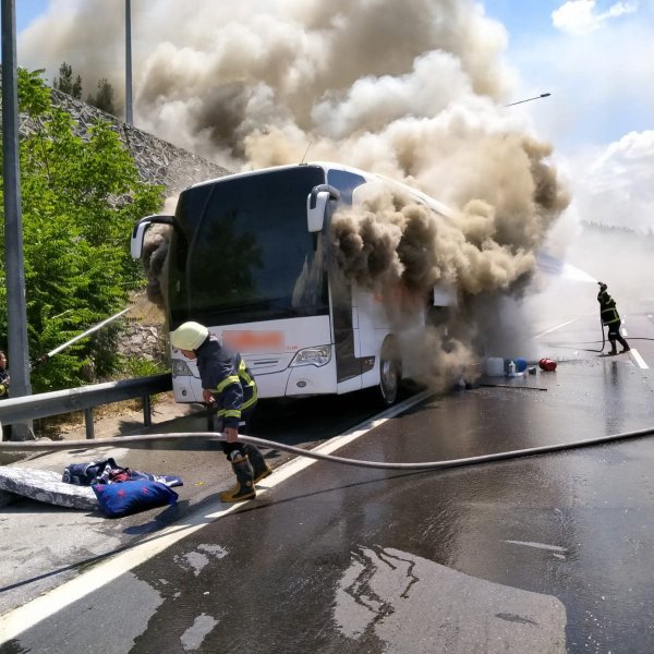 Adana'da seyir halindeki otobüs yandı