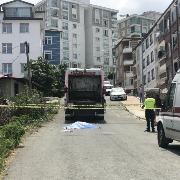 Çöp kamyonunun çarptığı yaşlı kadın, hayatını kaybetti