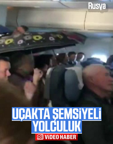 Rusya'da uçakta şemsiye altında yolculuk