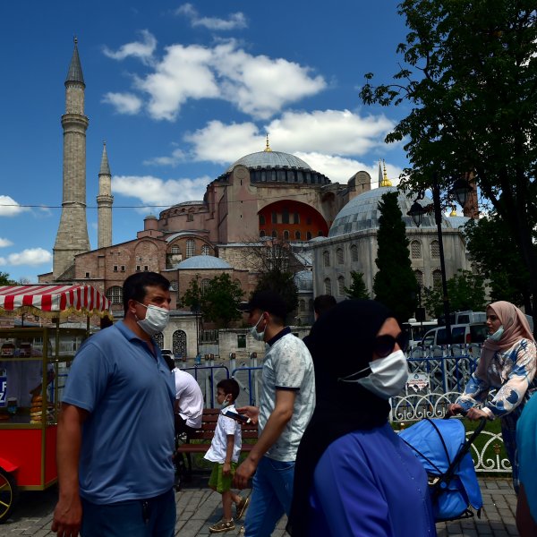 Ayasofya Camii’ne vatandaşların yoğun ilgisi devam ediyor