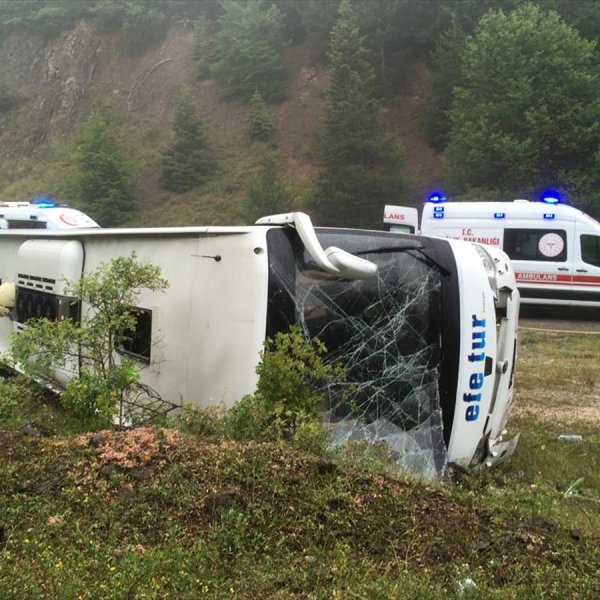 Kastamonu'da yolcu otobüsü devrildi: 13 yaralı