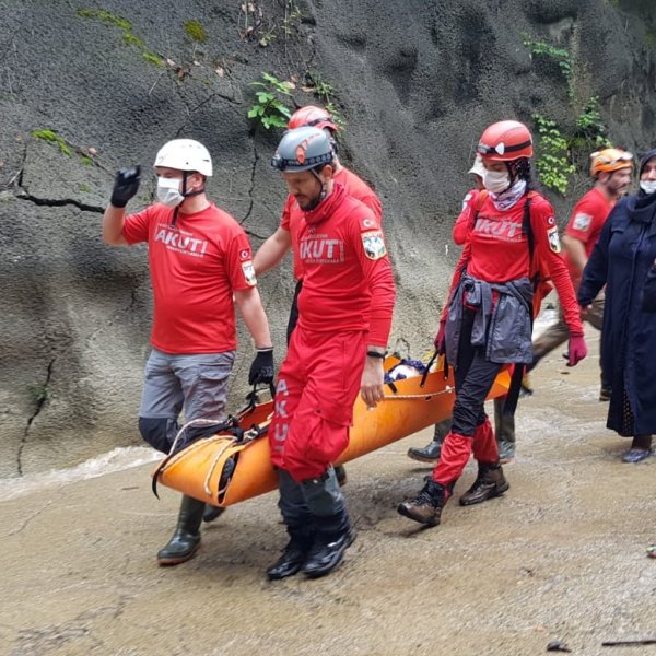Rize'deki selde mahsur kalan 100 kişi tahliye edildi