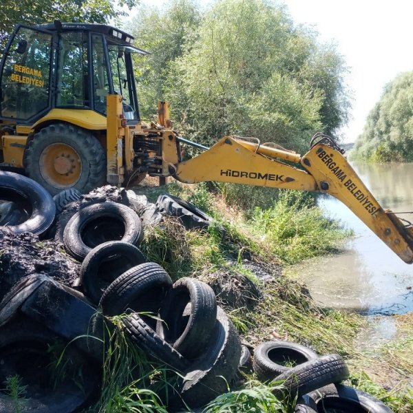 İzmir’deki Bakırçay Nehri’ne 2 kamyon dolusu hurda atıldı