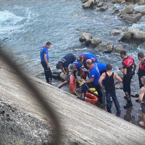 Adana'da manzarayı seyrederken suya düşen adam boğuldu