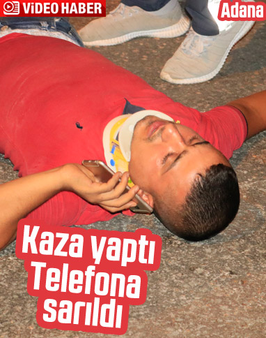 Adana'da kazada yaralanan kişi telefonuna sarıldı