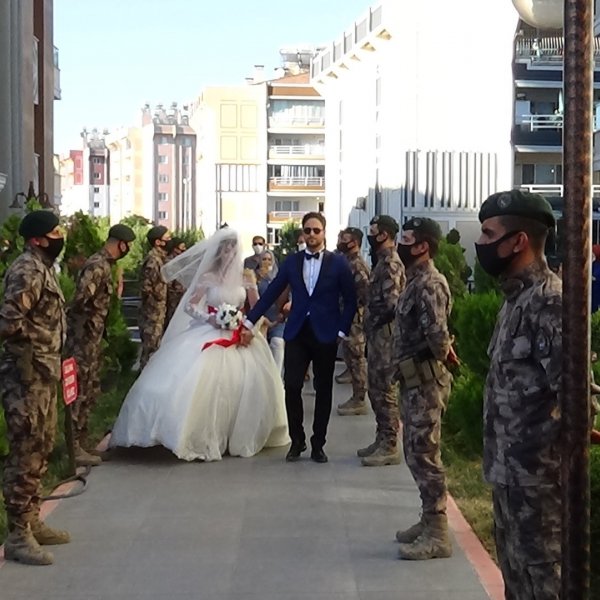 Şehit kardeşini, özel harekat polisleri düğüne uğurladı