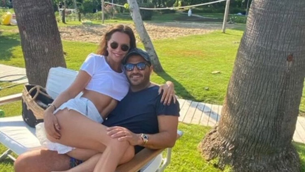 Ebru Şallı, eşinin kucağında poz verdi