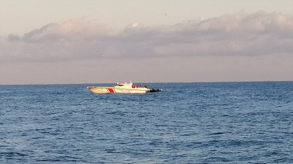 Zonguldak'ta koyda mahsur kalan 8 kişi kurtarıldı