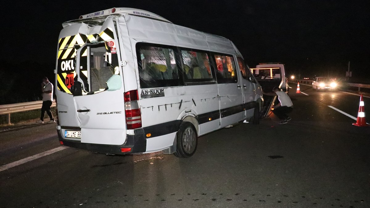 Bolu'da taziyeye gidenleri taşıyan minibüs devrildi