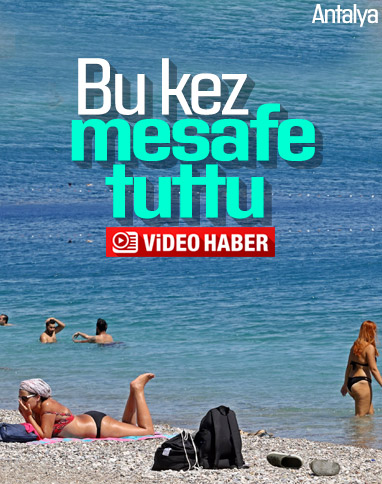Konyaaltı Sahili’nde mesafe koyarak deniz keyfini sürdüler