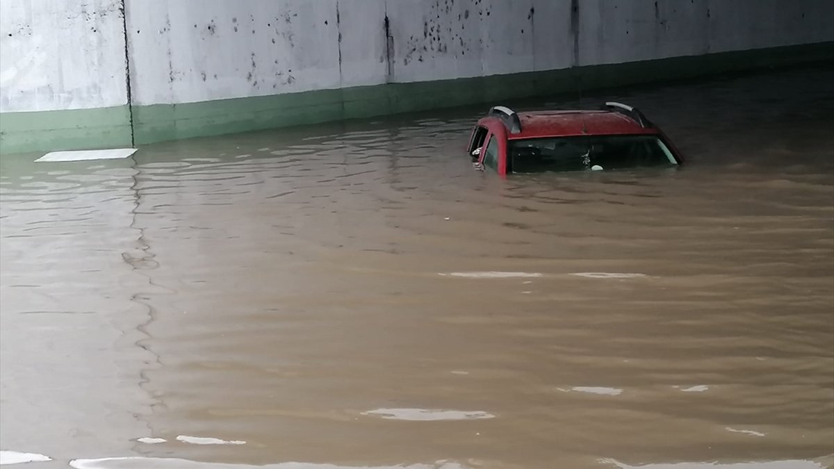 Samsun’da şiddetli yağış sonrası su baskınları oldu