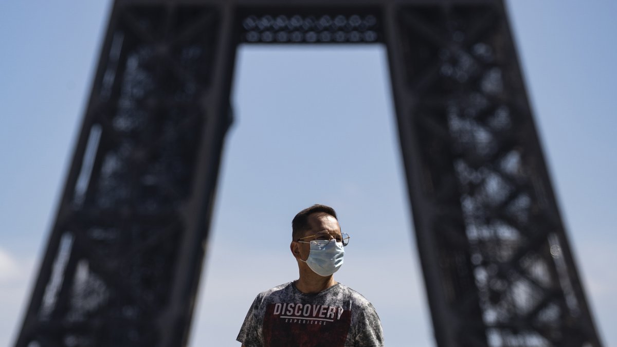 Paris’te yarından itibaren maske takmak zorunlu olacak