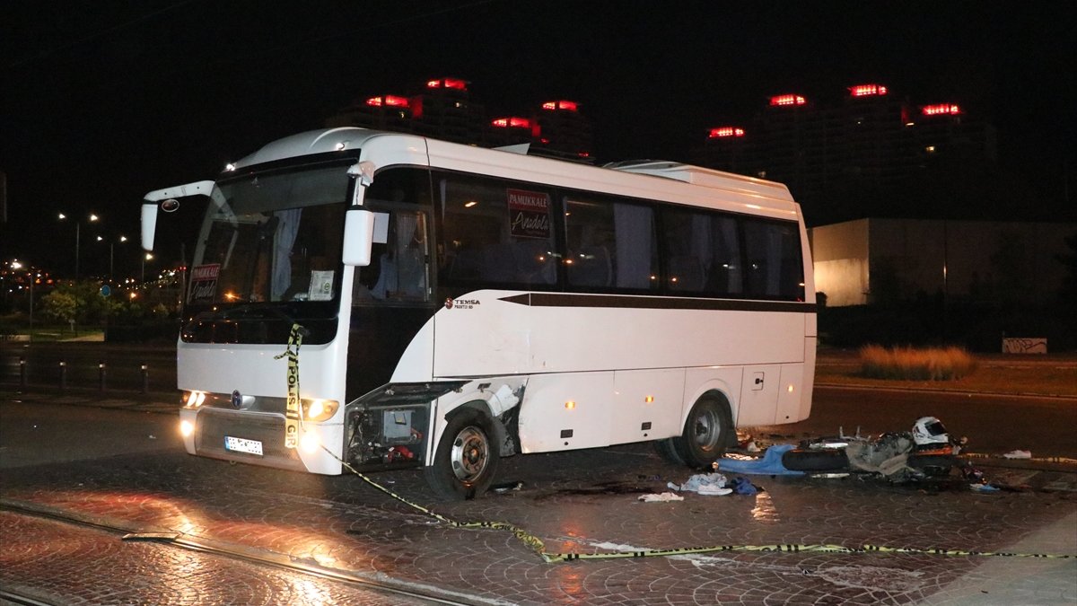 İzmir'de motosiklet minibüse çarptı: 1 ölü, 1 yaralı