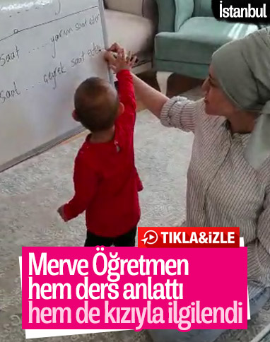 Öğrencilere ders anlatırken çocuğuyla da ilgilenen öğretmen