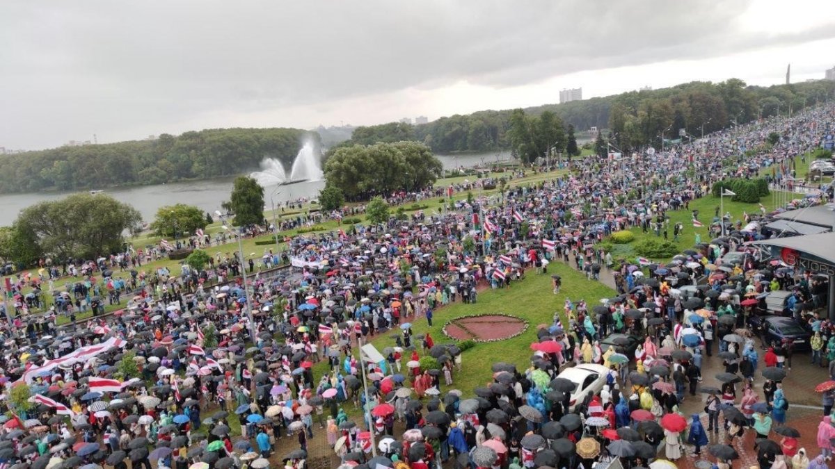 Belarus'ta devam eden protestolara polis engeli