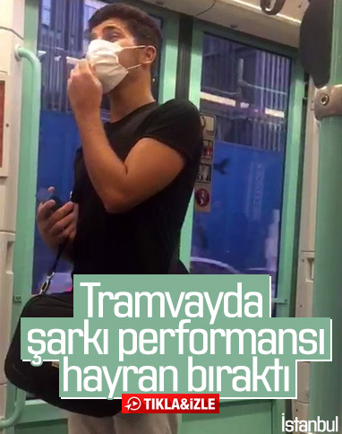 Tramvayda şarkı söyleyen genç dikkatleri üzerine çekti