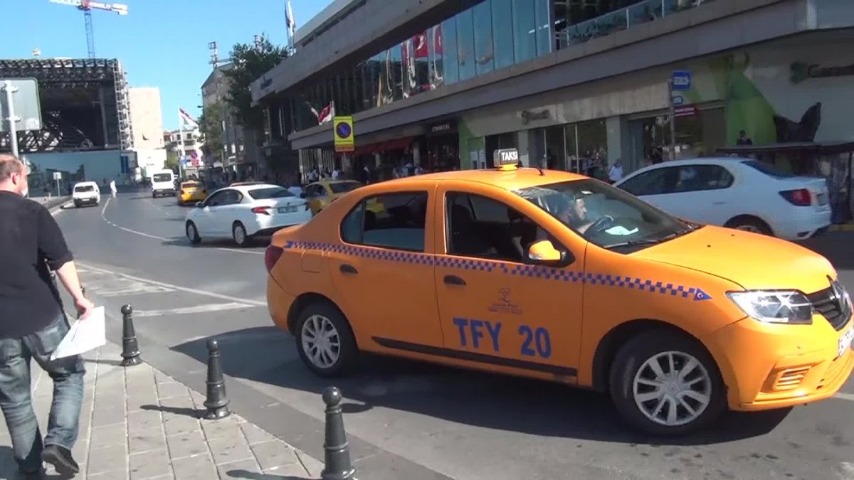 Taksim’de yaralı kadını aracına almayan taksici