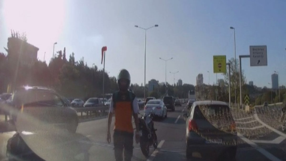İstanbul'da motosikletli, otomobildeki aileye saldırdı