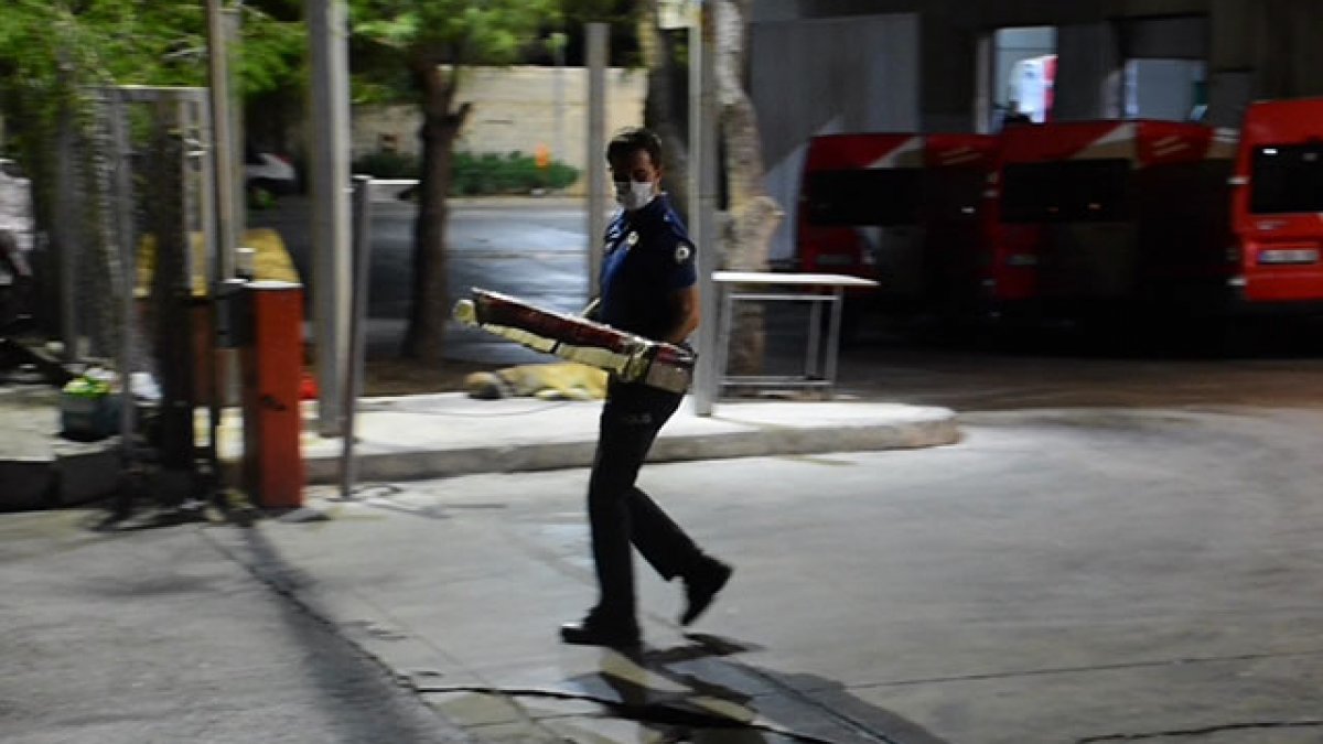 İzmir'de paketteki havalı tüfek ateş aldı, kargo personeli karnından vuruldu