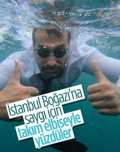 İstanbul Boğazı’nda takım elbiseli yüzücüler