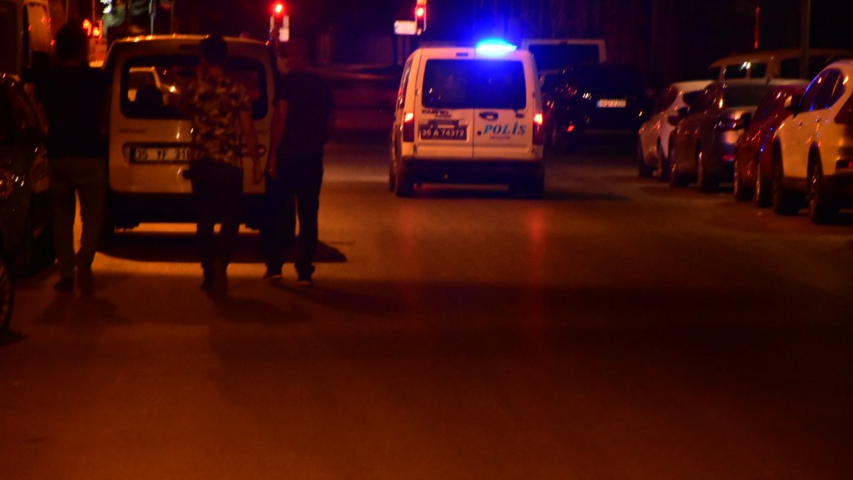 İzmir'de boynuna bıçak dayayıp, 250 bin lirayı gasbettiler