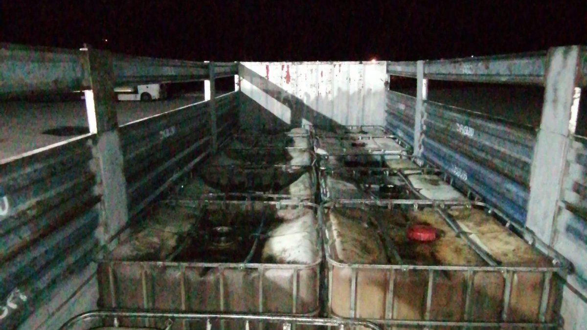 Niğde’deki oto lastik dükkanında 10 ton kaçak akaryakıt ele geçirildi