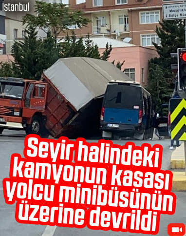 İstanbul'da kamyon minibüsün üzerine devrildi