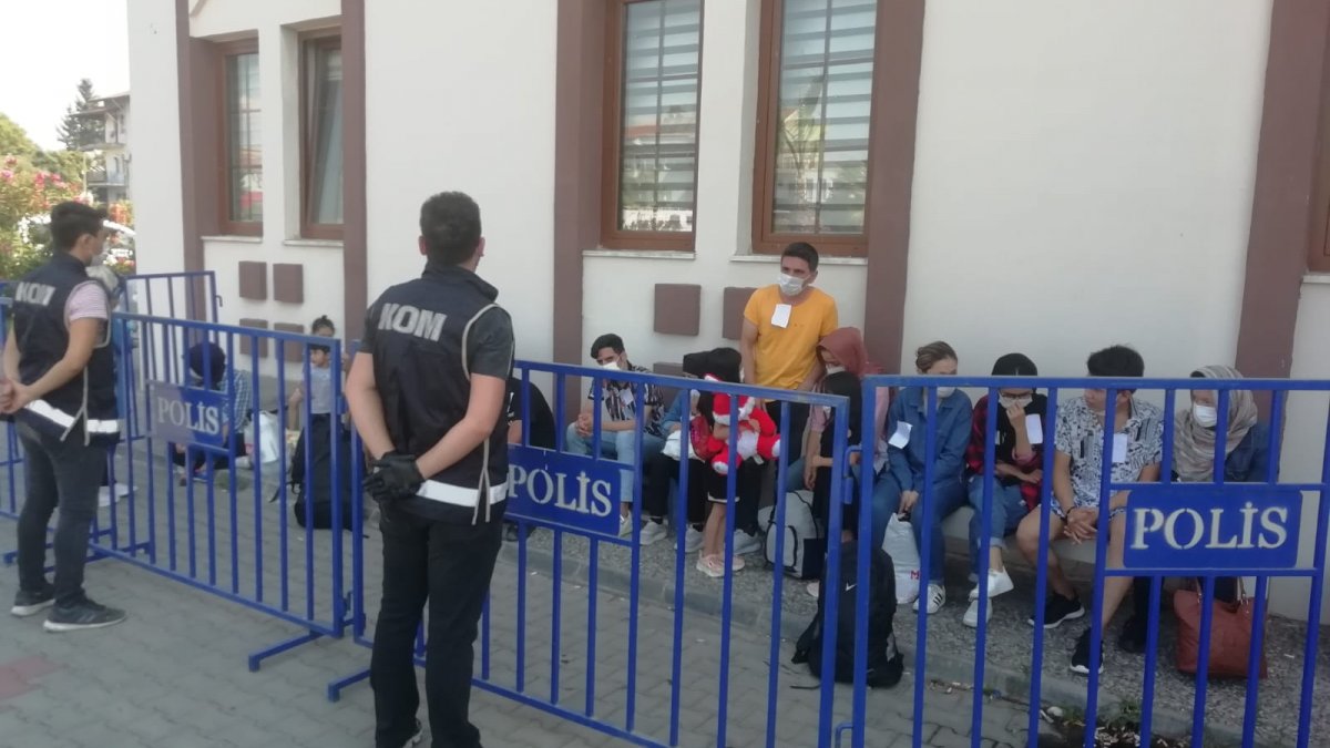Fethiye’de 21 kaçak göçmen saklandıkları apartman dairesinde yakalandı