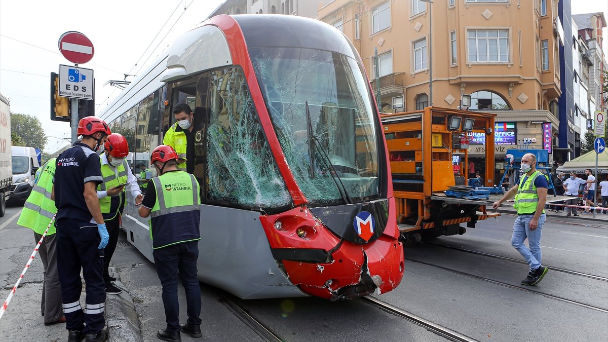 Laleli'de tramvay ile tur otobüsü çarpıştı
