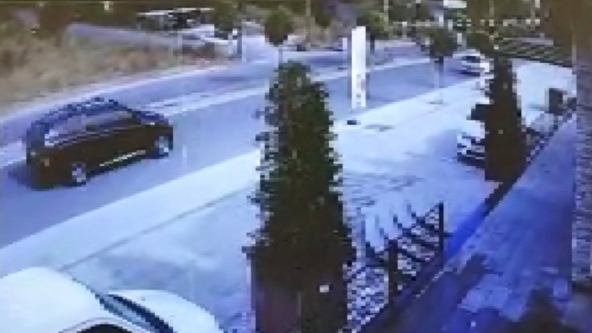 Arnavutköy’de ehliyetsiz sürücü otomobil ile kamyonete çarptı