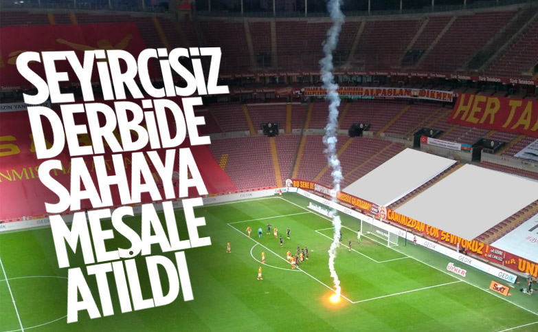 Seyircisiz oynanan Galatasaray-Fenerbahçe derbisinde sahaya meşale atıldı