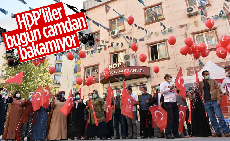 Diyarbakır anneleri Cumhuriyet Bayramı'nı evlat nöbetinde kutladı