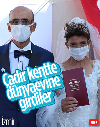 İzmir'de depremzede çift, çadır kentte evlendi