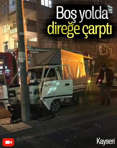 Kayseri'de şoför boş yolda direğe çarptı