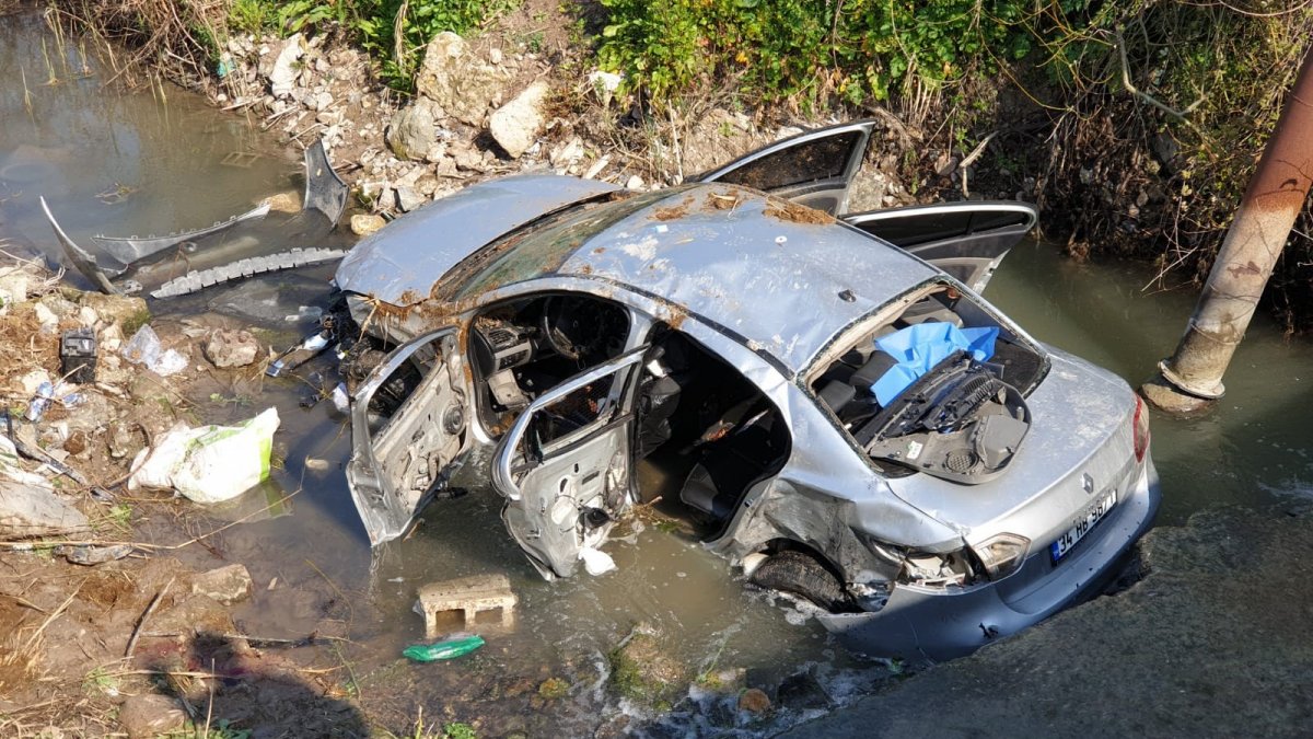 Hatay'da minibüsle çarpışan otomobil dereye uçtu: 3 ölü, 2 yaralı