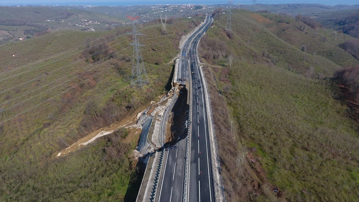 Batı Karadeniz bağlantı yolunda çökme meydana geldi