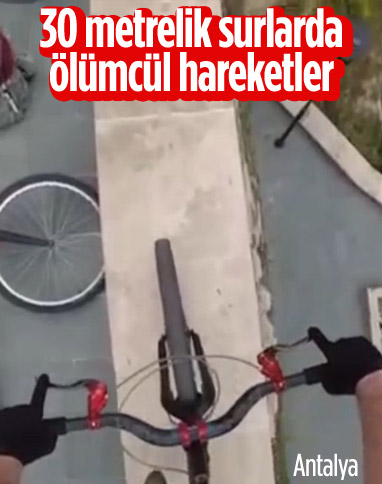 Antalya'da bisikletli gençlerden Kaleiçi surlarında tehlikeli akrobasi