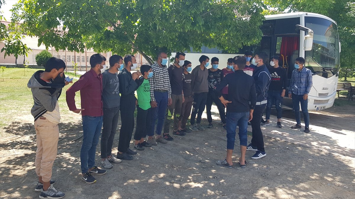 Erzincan'da polis 22 göçmeni bagajda yakaladı
