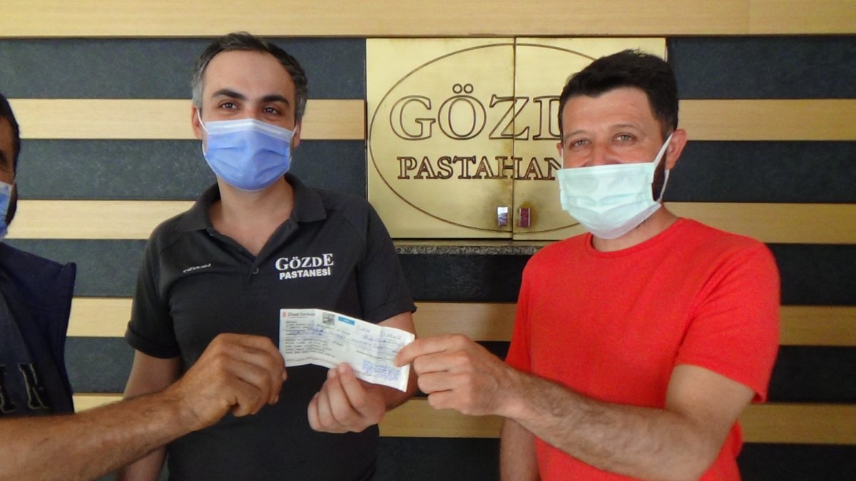 Antalya’da kaldırımda çek buldu, sahibine ulaştırdı