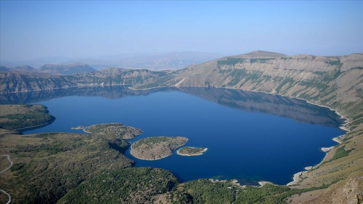 Nemrut Krater Gölü çöplüğe döndü