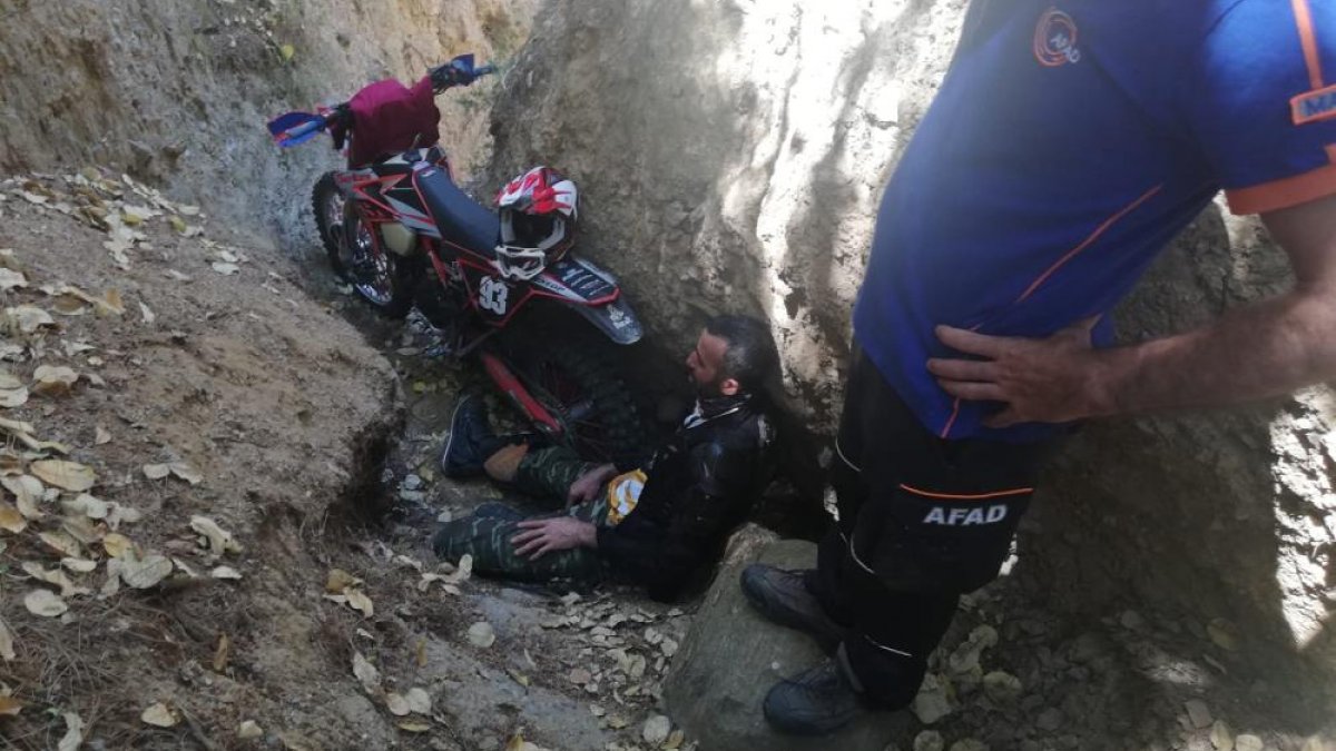 Manisa'da motosikletiyle kaza yaptı, imdadına AFAD yetişti