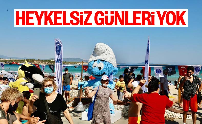 Didim Belediyesi'nin plastik şişelerden Şirinler heykeli