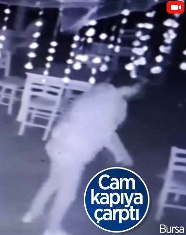 Bursa'da cam kapıya çarpan vatandaş