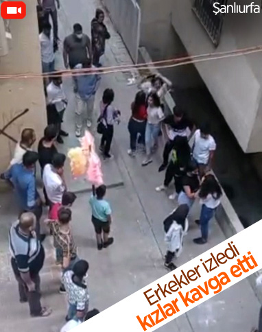 Şanlıurfa'da kızların kavgasını erkekler uzaktan izledi