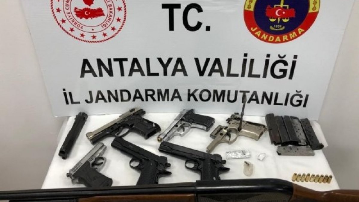 Antalya’da silah ticareti yapan 4 şüpheli tutuklandı