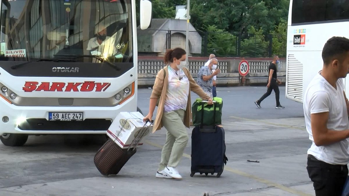 Tatil dönüşü otogarlarda yoğunluk başladı