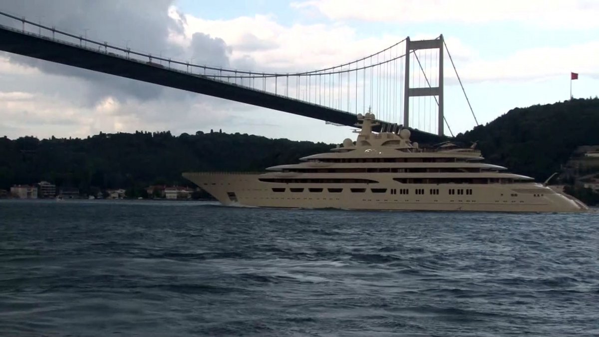 256 milyon dolarlık süper yat 'Dilbar' İstanbul Boğazı'ndan geçti