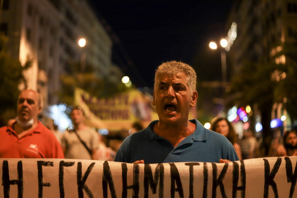 Yunanistan'daki yangınlar insanları sokağa döktü