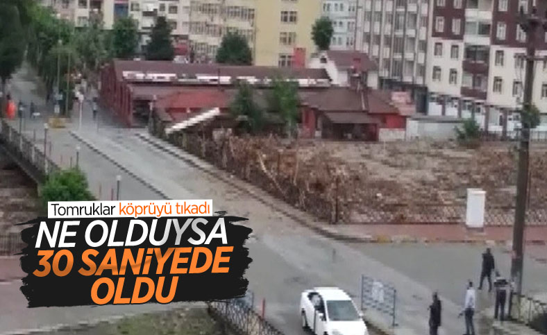 Kastamonu'da tomruklar köprüyü tıkadı