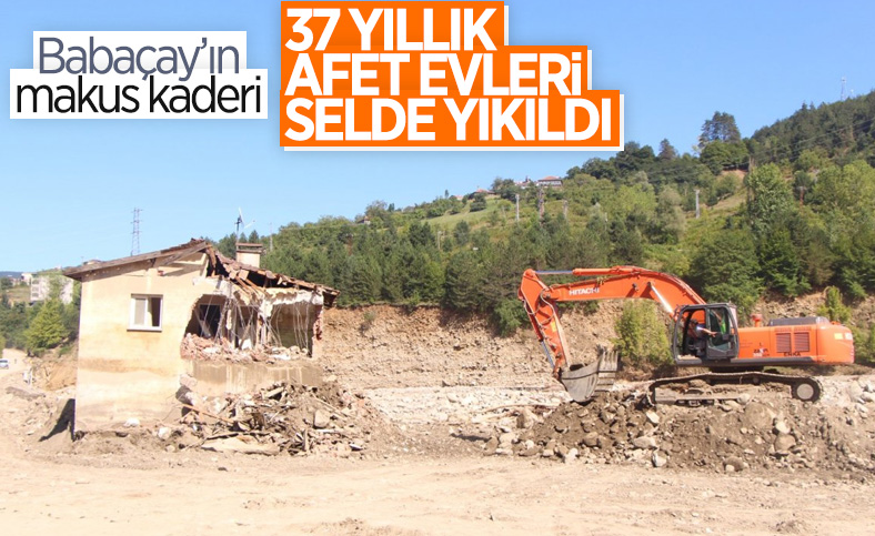 Babaçay köyünde 37 yıl önce yapılan afet evleri, selde yıkıldı